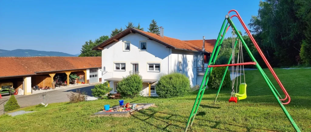 achatz-arber-ferienhaus-bayerischer-wald-terrasse-kinderspielplatz-breitbild