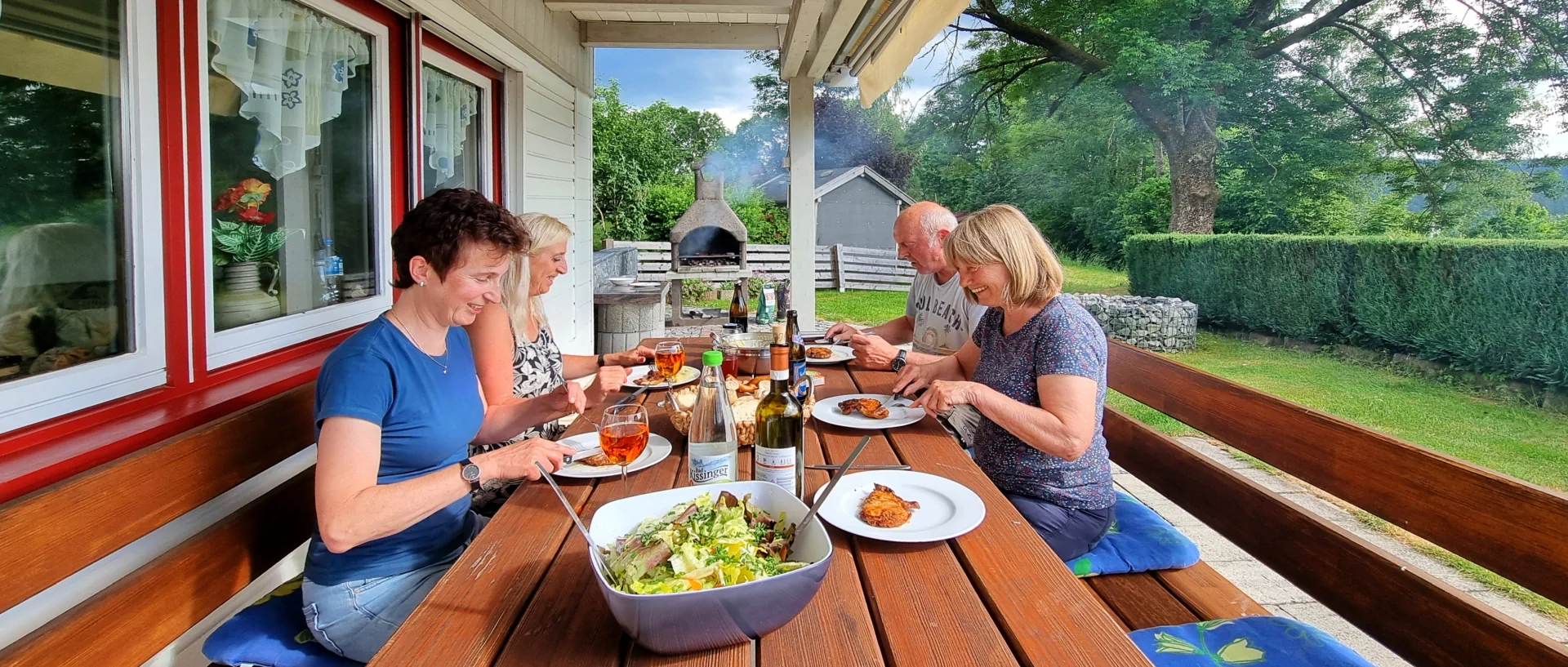 achatz-panorama-gruppenunterkunft-niederbayren-terrasse-essen-feiern